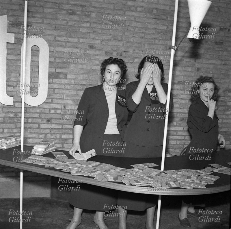 ANTICOMUNISMO tentativo (quasi riuscito) da parte del fotografo di fare ironicamente interpretare alle tre commesse della mostra il gesto delle tre antiche scimmie giapponesi Mizaru, Mikazaru, Mazaru (non vedo il Male, non ascolto il Male, non parlo del Male). La \