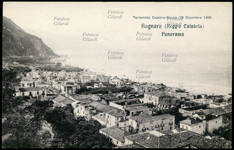 TERREMOTO Calabro-Siculo del 1908. Bagnara (Calabria) Panorama. Il terribile sisma di magnitudo 7,2 ha contato fra le 90.000 e le 120.000 vittime in tutta la zona colpita. Cartolina postale da una serie edita dalla Croce Rossa a sottoscrizione per i terremotati, sistema mediatico pionieristico per la raccolta dei fondi a favore delle vittime di catastrofe naturale, che nell\