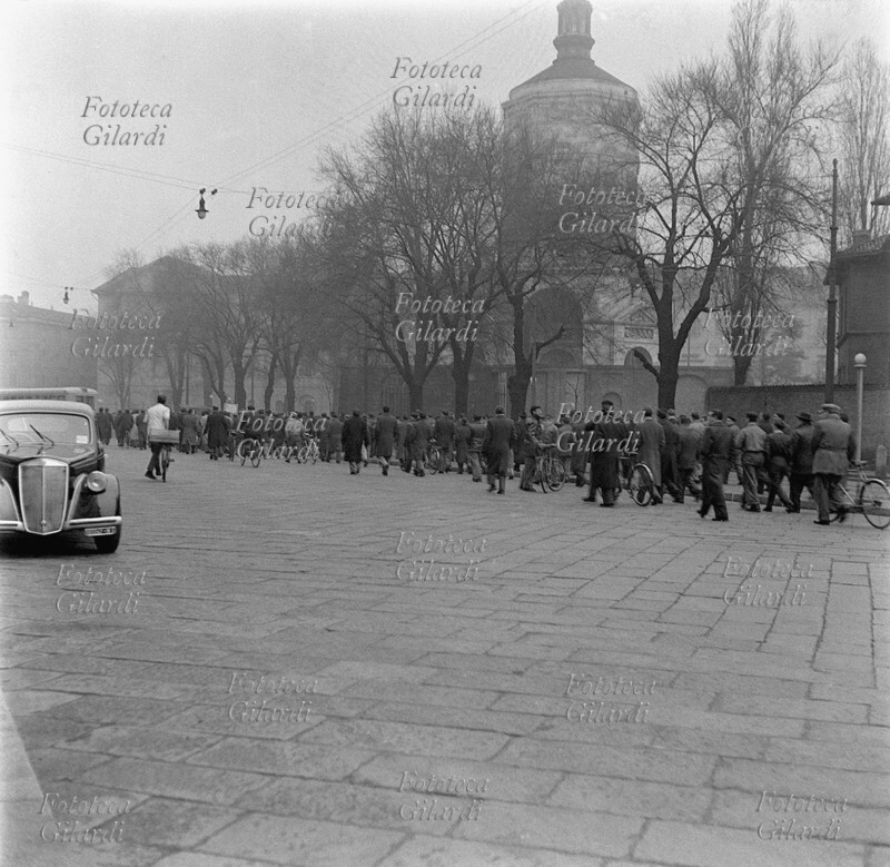 STORIA DEL MOVIMENTO OPERAIO lavoratori della O.M. (Officine Meccaniche) in sciopero contro la smobilitazione ed i licenziamenti, schierati in manifestazione in piazza Sant\
