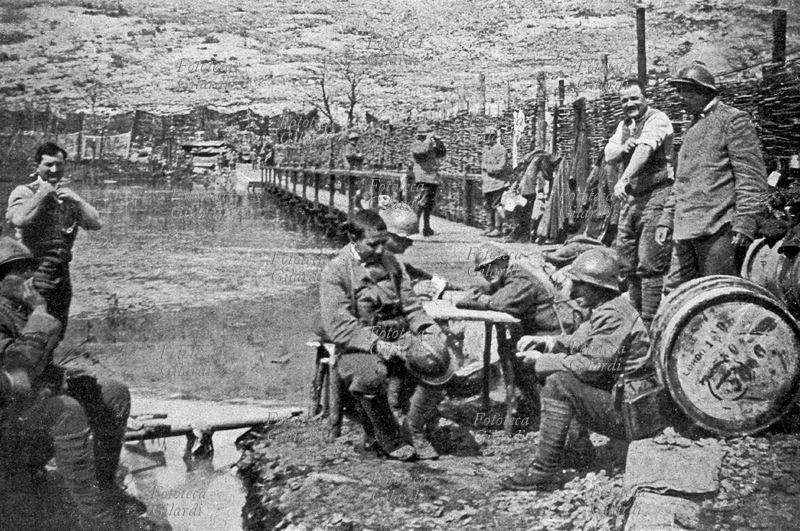 PRIMA GUERRA MONDIALE Isonzo: una sosta nei combattimenti in prima linea. Alcuni soldati scrivono a casa. Italia, luglio 1917