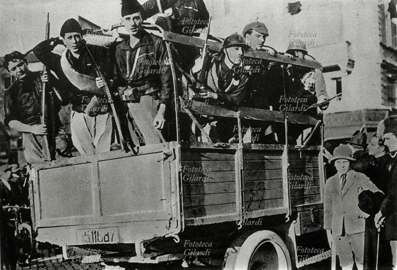 FASCISMO La partenza in camionetta di una squadra d\