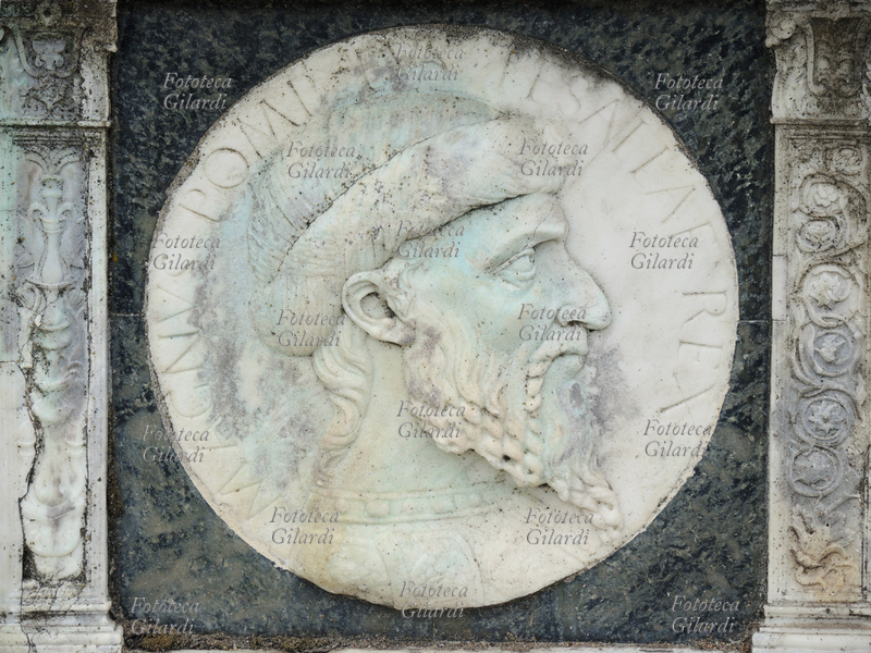 "Magnus POMPEUS Tesaliae Rex", decorazione in bassorilievo dalla fascia in cui sono raffigurati personaggi celebri dell\