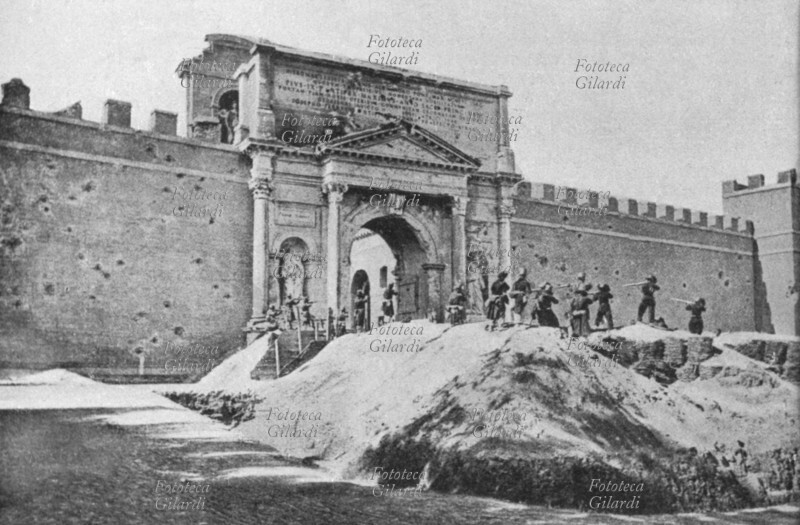 PORTA PIA Italia 1870, 20 settembre. Roma: i bersaglieri posano avanti Porta Pia appena conquistata.