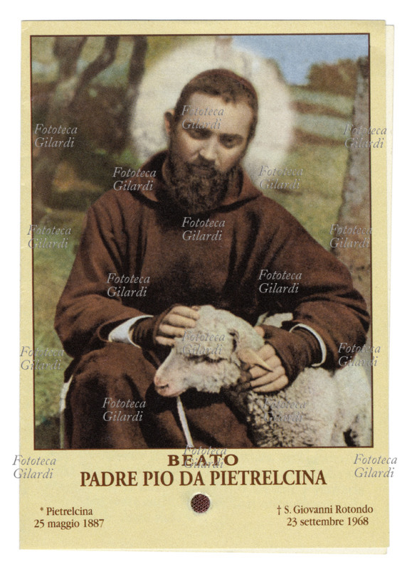 PADRE PIO da Pietrelcina (1887-1968) in the century Francesco Forgione, image with relic, released in 1971 in favor of beatification. Capuchin friar since October 1902, in 1910 he was ordained a priest. In 1916 he retired to the convent of S. Giovanni Rotondo. Here he lived an intense ascetic life, receiving in 1918 the sign of stigmata similar to those of Christ. The beatification process began in 1983 and will be sanctified on 16/6/2002