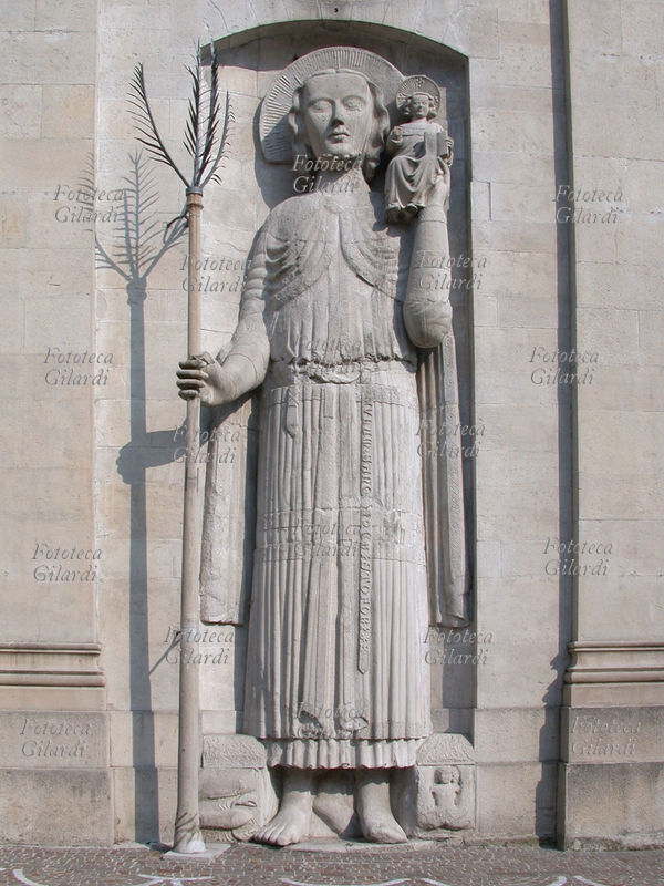SAN CRISTOFORO statua colossale, scultura attribuita a Giovanni Griglio e figlio. Facciata del Duomo di Gemona, (Udine) 1280-1293. Fotografia di Giuliano Grasso, 2004
