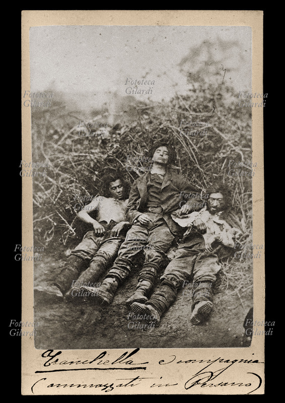 BRIGANTI Fotografia dei cadaveri dei briganti della banda Tanchella, ammazzati in Persano (SA). Fotografia segnaletica dell\