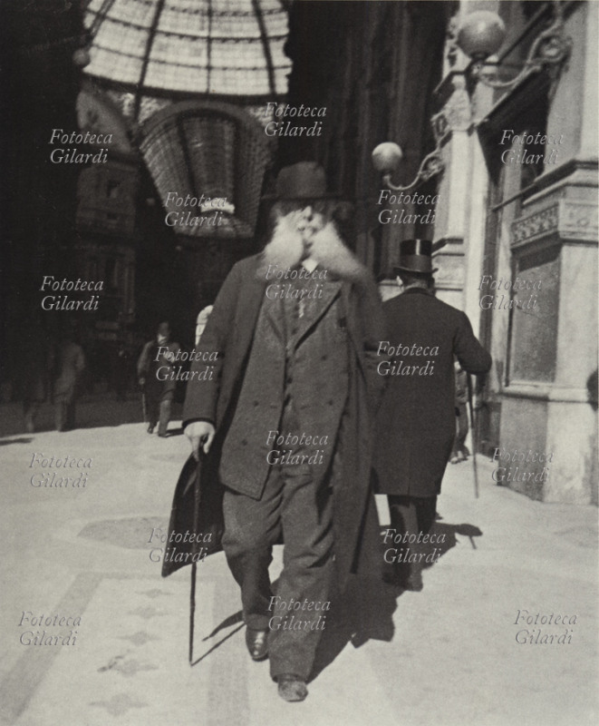 MILANO andirivieni frettoloso di uomini d\