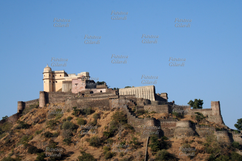 INDIA Veduta panoramica della fortezza di Kumbalgarh. Importante fortezza dei Rajput nel Rajasthan costruita nel XV secolo dal maragià Kumba, in posizione strategica, sui monti Arwali a 1100 metri. Costituiva il rifugio dei sovrani nei momenti di pericolo e la sua caratteristica principale era di essere inaccessibile ed inespugnabile; solo una volta, con lo sforzo congiunto degli eserciti dell\