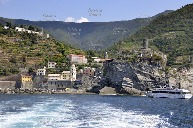 CINQUE TERRE una sosta del battello turistico lungo il percorso La Spezia - Portovenere - Riomaggiore - Manarola - Corniglia - Vernazza - Monterosso al Mare. Si distinguono la torre del Castello Doria, il Bastione Belforte che accoglie l\