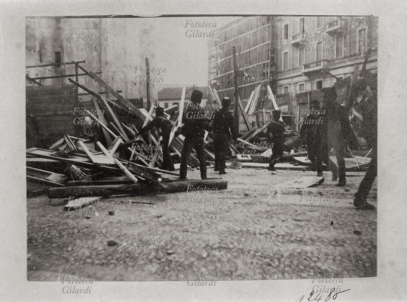 MOTI DI MILANO 1898 Barricate a Porta Tenaglia a Milano durante la rivolta contro il caro-pane. Fotografia, maggio 1898