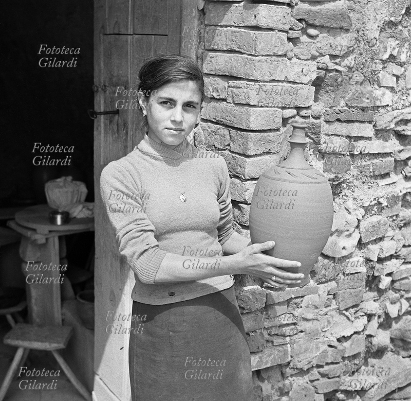 MESTIERI ragazzina a Grottole (MT), mostra un piccolo orcio, sullo sfondo l\