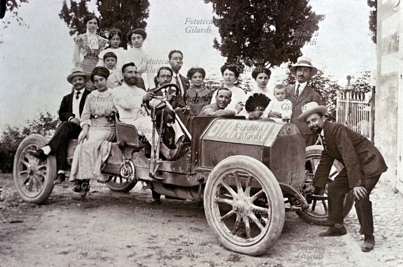 TRASPORTI Gruppo in partenza su una delle prime automobili Bianchi. Fotografia ricordo, nel numeroso gruppo appare anche un neonato ed accanto al fiero guidatore un bel cane nero. Fotografia 1905 circa