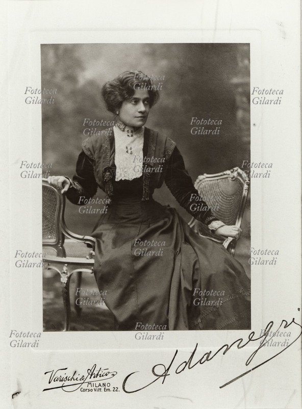 Ada NEGRI (1870-1945) scrittrice e poetessa italiana. Ritratto con firma autografa della scrittrice, dal fondo fotografico \