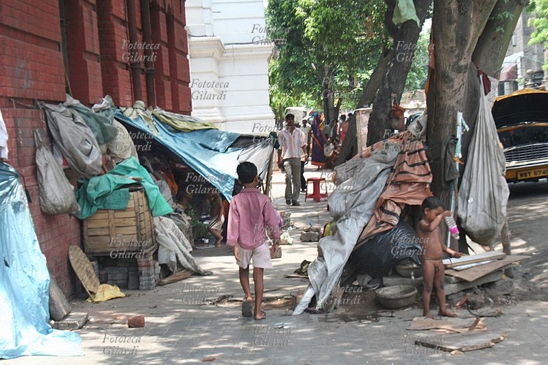 INDIA Calcutta, famiglie vivono in tende di stracci sul marciapiede, in Sudder Street. Il loro modo di essere rivela l\