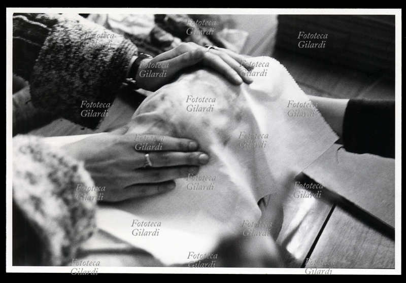 FOTOGRAFIA DIDATTICA - RS Ricerca Sindone - fase 5: rilevamento impronta del volto sopra un lenzuolo; scuola media di Carugo (Como) 1978