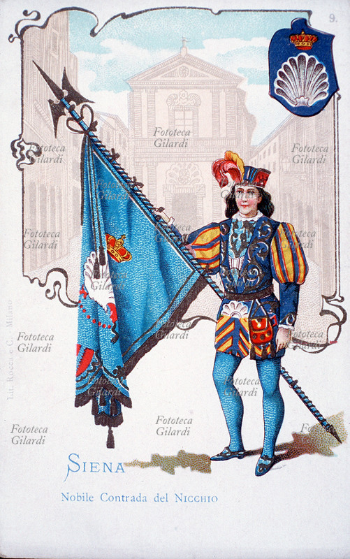 PALIO DI SIENA Sbandieratore della Contrada del Nicchio, di cui si accenna un scorcio sullo sfondo. Costume tradizionale, stemma e bandiera della contrada in una cartolina postale, Italia primi anni del XX secolo.