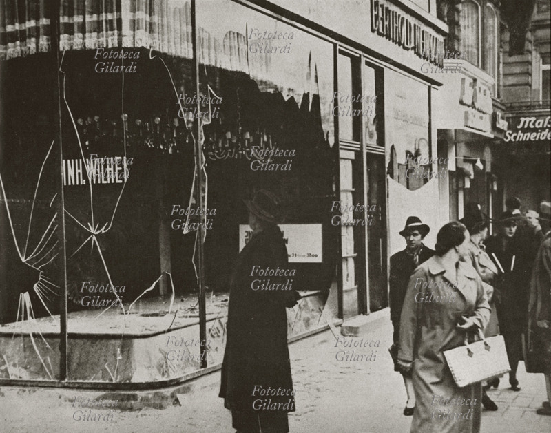 NAZISMO Le vetrine rotte dei negozi ebrei, dopo la \