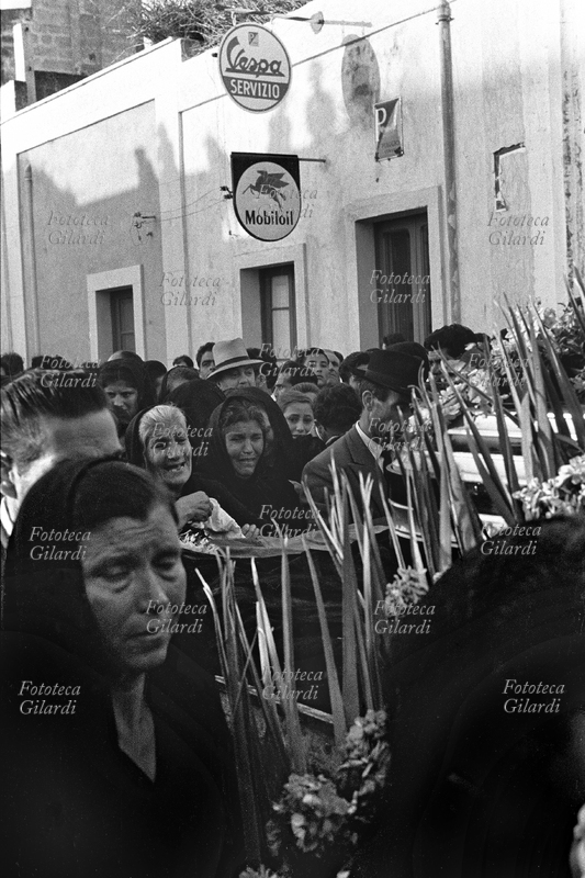 SAN DONACI Donne in nero seguono le bare portate a spalla dagli uomini, è il funerale delle vittime dell\