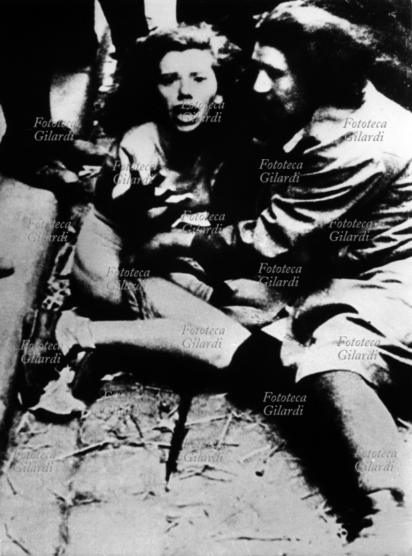 ANTISEMITISMO linciaggio di quattro insegnanti ebree ad opera di alcuni cosiddetti "collaborazionisti" tra la popolazione cittadina di Leopoli: alla rottura del patto Molotov-Ribbentrop, appena le truppe sovietiche hanno abbandonato la città già conquistata alla Polonia e ora invasa dai tedeschi, eccitati dalle sopraggiunte SS i filonazisti sprofondano nella tragicamente consueta pratica del pogroom. In quattro settimane, fra giugno e luglio, la furia antisemita ha provocato 4000 morti. Nell\