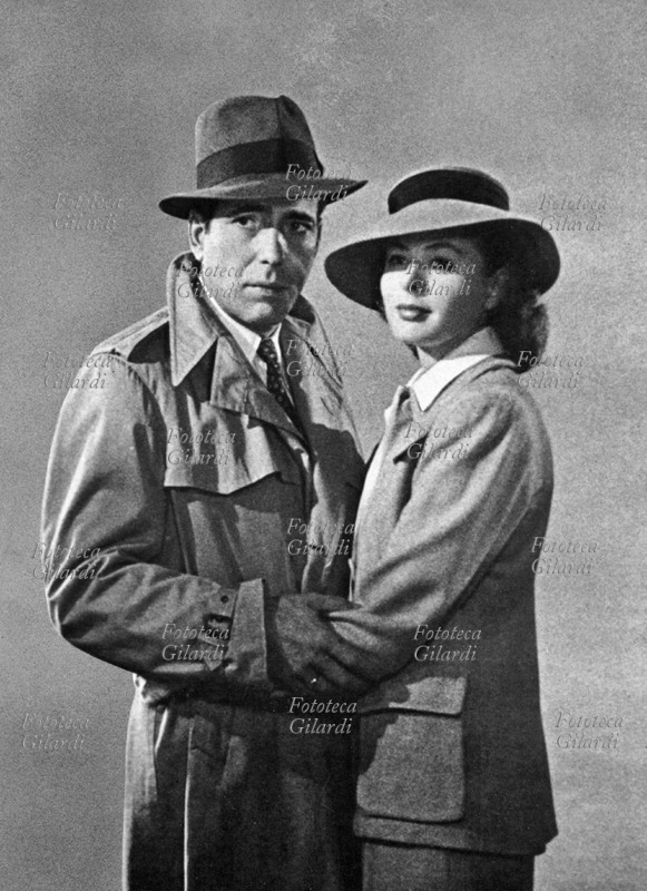 Humphrey BOGART (1899-1957) e Ingrid Bergman (1915-1982) abbracciati nella famosa scena dell\