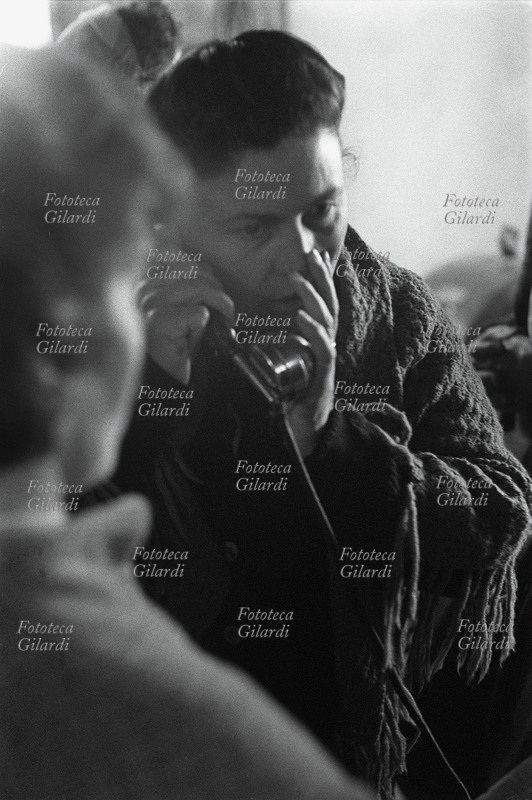 STORIA DEL MOVIMENTO OPERAIO giovane donna parla al telefono con un familiare minatore che da giorni partecipa all\