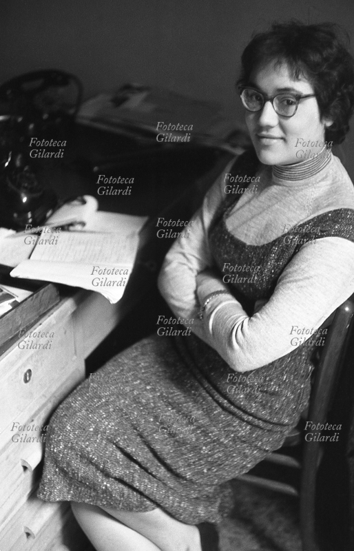 IV CONGRESSO della CGIL riunito a Roma EUR. Ritratto di giovane donna facente parte della segreteria congressuale. Fotografia di Ando Gilardi (1921 - 2012), #andogilardi, Roma, 27 febbraio/4 marzo 1956.