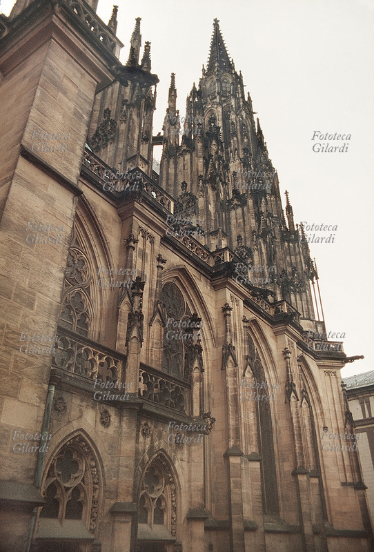ARCHITETTURA GOTICA scorcio della Cattedrale di San Vito a Praga costruita dal 1344 nei secoli seguenti dagli architetti Matyas di Arras (1290-1352) e Petr Parler (1323-1399). La cattedrale fu iniziata in stile gotico e terminata in stile rinascimentale e barocco. La torre è alta 99,3 metri e porta la campana più grande della Boemia, collocata nel 1549 . La ripresa fotografica effettuata con obiettivo grandangolare e da un punto di vista molto vicino alla base della torre ne accentua la vertiginosa altezza e l\