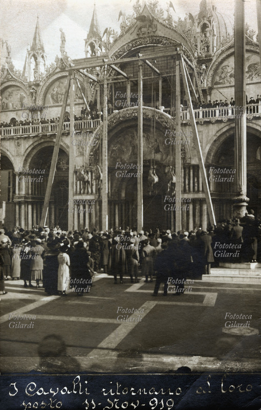 VENEZIA I cavalli della basilica di San Marco ritornano al loro posto alla fine della guerra: erano stati messi in sicurezza all\