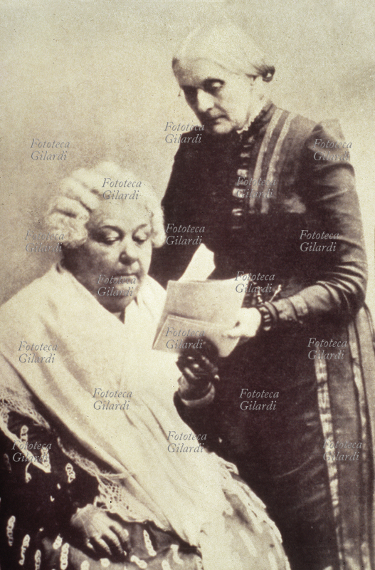 Elizabeth STANTON (1815 - 1902 ,seduta) e Susan ANTHONY (1820 - 1906 , in piedi) ritratte in età avanzata. Le due signore furono le capostipiti del movimento femminista di liberazione della donna in America. Le loro battaglie rivendicavano leggi che tutelassero i diritti delle donne e che riconoscessero loro il diritto di voto. Fotografia, 1900 circa