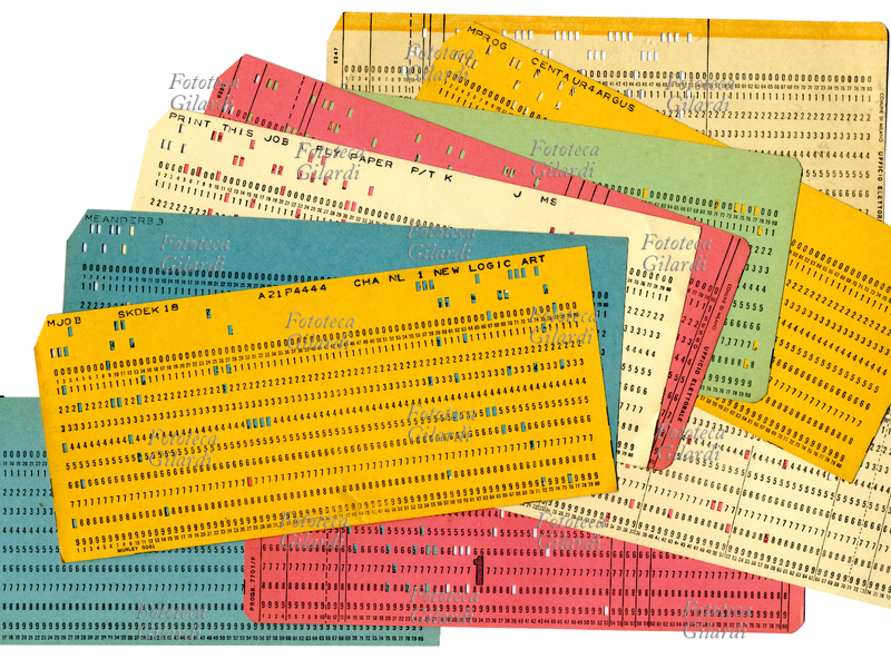 INFORMATICA Schede perforate cartacee per centro meccanografico Honeywell, utilizzate dal 1920 al 1969 circa., per la memorizzazione stabile di dati codificati. In seguito la tecnologia ha permesso di conservare dati su supporto magnetico, guadagnando in manovrabilità e spazio: daglii anni intorno al 1970 la registrazione diviene digitale su supporto magnetico e poi ottico, il supporto nel primo caso era il floppy disc e poi CDROM e DVD
