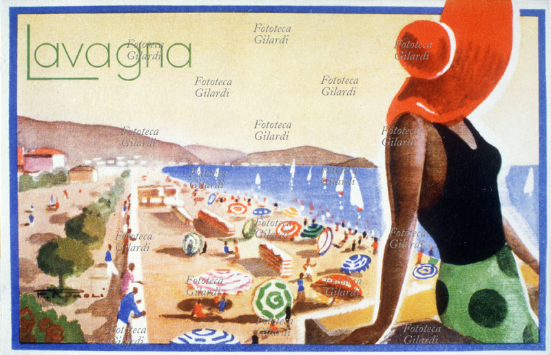 TURISMO cartolina postale pubblicitaria per la località di Lavagna, sulla riviera ligure. Una donna con grande cappello rosso guarda verso il mare; alle sue spalle si possono ammirare la spiaggia con gli ombrelloni e le barche che solcano l\