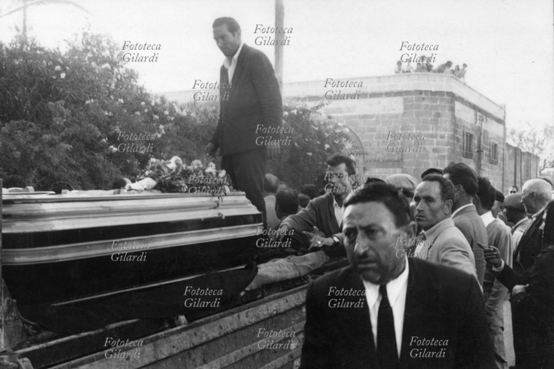 SAN DONACI I feretri delle vittime dell\