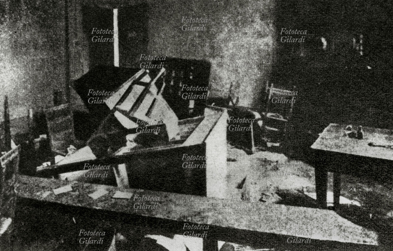 FASCISMO fatti di Bologna. La sede della lega rossa dei braccianti distrutta dai fascisti. Rara immagine (di scarsa qualità) da volantino di propaganda fascista coevo, Bologna 1921.
