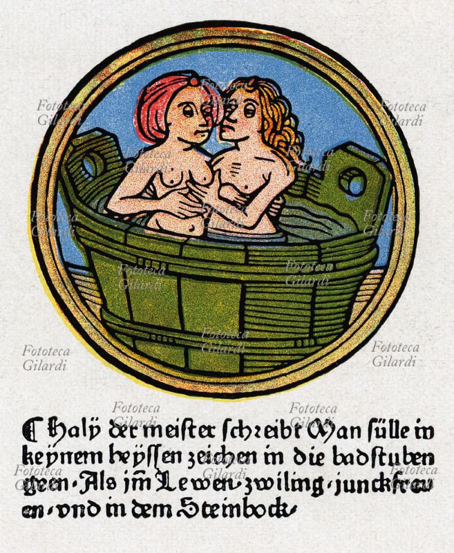 BAGNO Tinozza per la pulizia personale con dama e cavaliere. Cromolitografia da trattato di sessuologia del primi anni del XX secolo, da xilografia XV secolo