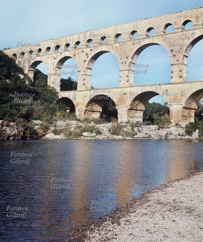 NIMES Il Pont du Gard, simbolo del genio romano, è l\