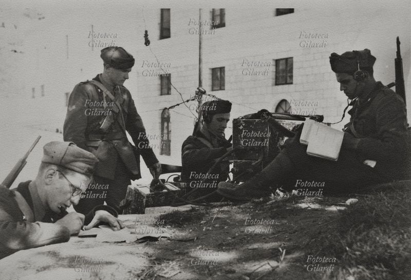 II GUERRA MONDIALE gruppo di addetti alle comunicazioni, via radio, telegrafo e attraverso messaggi cifrati. Sono ripresi: Serg. Dal Borgo, Cap. magg. Carnevale, Gen. Bellomi. Fotografia spontanea, Avellino 1940 - 1944