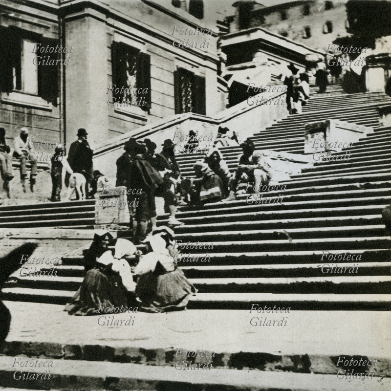 MESTIERI Modelli seduti sulla scalinata di Piazza di Spagna, in attesa di ingaggio. I modelli venivano principalmente dalle località di Anticoli Corrado e Saracinesco, nei dintorni di Roma. Fotografia, Italia, 1890 circa
