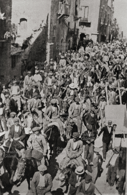 S.M.O. Sicilia: a Terranova i braccianti occupano i feudi incolti nella giornata del 1° Maggio 1920.