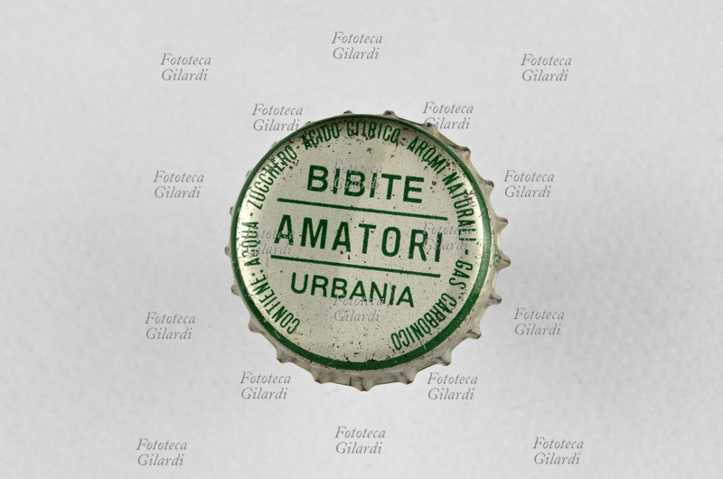 TAPPO A CORONA, capsula metallica di chiusura per bottiglia o bottiglietta di vetro, decorata con il nome e il logo del prodotto: \