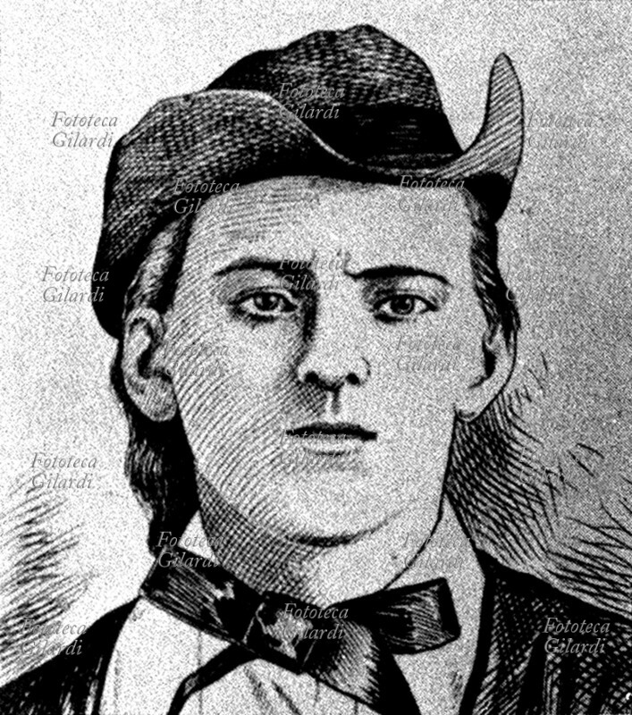 Jesse JAMES (5 settembre 1847 – 3 aprile 1882) il celebre bandito che durante la guerra civile americana si unì quindicenne alla milizia irregolare confederata di William Clarke Quantrill, continuando anche a guerra finita un suo conflitto personale fatto di rapine in banca e assalti ai treni organizzati con la sua banda ai danni dei vincitori unionisti, ma senza badare alle vittime civili. Ritratto in giovane età, disegno da periodico popolare, U.S.A. 1880-1889.