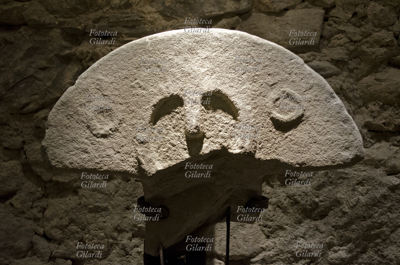 PREISTORIA Filetto VIII, testa di statua stele di epoca eneolitica rinvenuta nella selva di Filetto, Villafranca in Lunigiana (MS). Questo genere di monumento di tipo antropomorfo in pietra arenaria, rientra nel fenomeno del megalitismo, comune alle popolazioni pre/protostoriche dell\