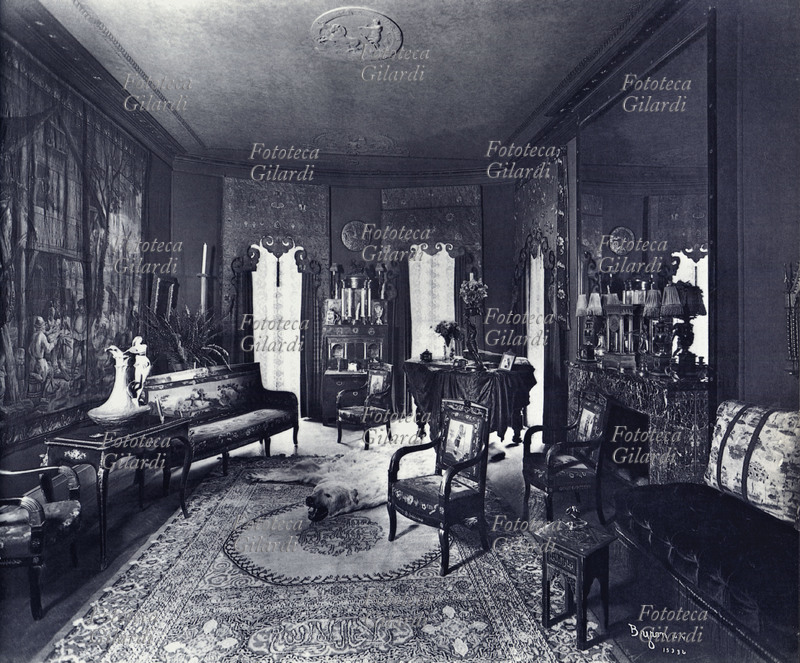 ARREDAMENTO Salone di abitazione benestante statunitense: al centro come tappeto una pelle di orso. Proprietà di R.E. Schroeder. New York, 1880 circa.