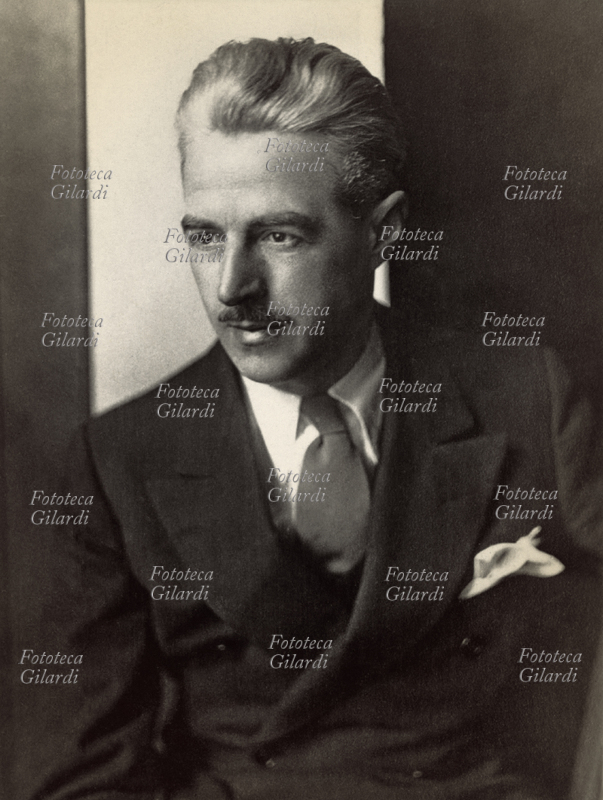 Samuel Dashiell HAMMETT (27 maggio 1894 - 10 gennaio 1961), scrittore statunitense, autore di racconti e romanzi gialli del genere poliziesco "hardboiled", precursore del genere "pulp fiction", che si distingue dal giallo deduttivo per una rappresentazione realistica del crimine, della violenza e del sesso. Di orientamento politico filocomunista, morì malato e in povertà, estromesso dal circuito del lavoro nonostante gli indiscutibili successi a causa della politica di McCarthy. Ritratto fotografico, Stati Uniti d\