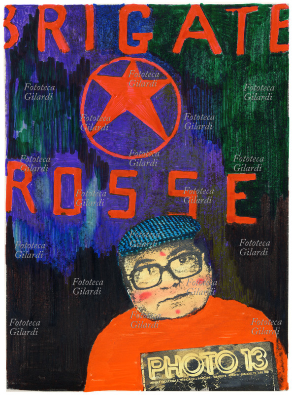 Ando GILARDI autoritratto caricaturale composto sul modulo delle fotosegnaletiche realizzate dai sequestratori per provare lo stato di salute di un ostaggio, di frequente uso negli anni di piombo. In questo caso era la celeberrima foto di Aldo Moro inviata dalle Brigate Rosse. Gilardi sostituisce il volto dello statista DC con il suo e come prova della data dello scatto sostituisce il consueto quotidiano con una copia di \