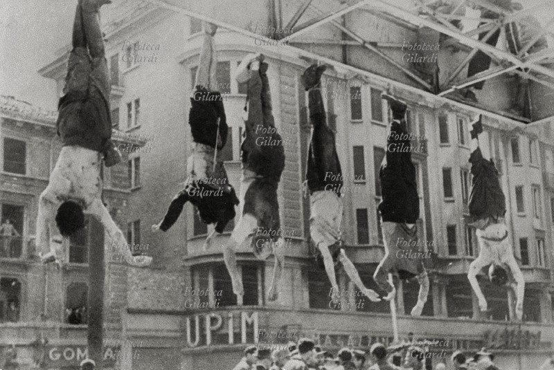 II GUERRA MONDIALE i cadaveri di Claretta Petacci (28 febbraio 1912 – 28 aprile 1945), Benito Mussolini (29 luglio 1883 – 28 aprile 1945) e i gerarchi fascisti a lui più vicini, catturati e giustiziati dai partigiani sulla via della fuga, ormai inoffensivi, appesi in Piazzale Loreto per rappresentare pubblicamente e definitivamente la fine dell\