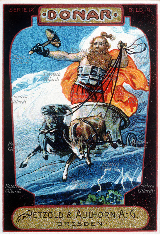DONAR Il dio vichingo figlio di Wotan e la dea della terra Jǫrð indossa la cintura Megingjord che ne raddoppia la potenza fisica e indossa il guanto di ferro Járngreipr, necessario per brandire il martello Mjolnir, mentre percorre volando il cielo in tempesta sul carro trainato dalle capre Tanngnjóstr e Tanngrisnir, portentosi animali di cui la divinità si ciba nei suoi viaggi lasciandone pelle e ossa intatte, per trovarle rigenerate la mattina seguente. Cromolitografia di Petzold & Aulhorn A.-G., serie IX, figura 4. Dresda, XIX secolo.