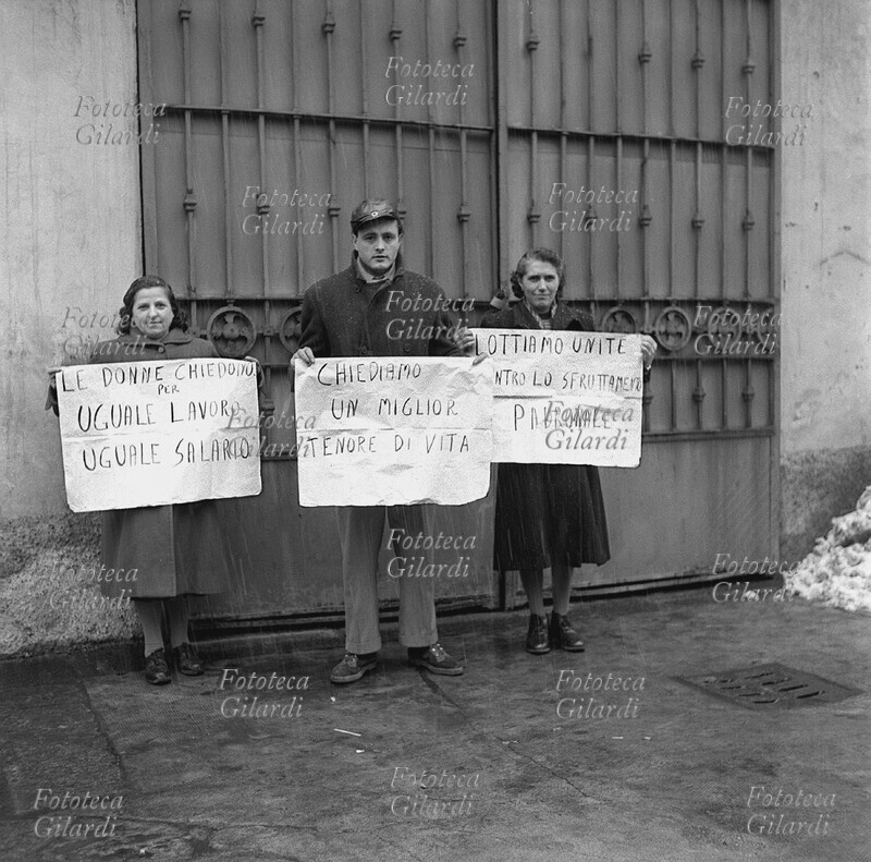 STORIA DEL MOVIMENTO OPERAIO lavoratore e lavoratrici della Tallero con cartelli di protesta: \