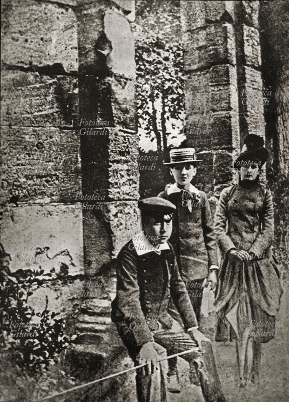 Marcel PROUST (1871-1922) ritratto (al centro) con degli amici al parco di Monceneau a quindici anni. Fotografia del maggio 1886