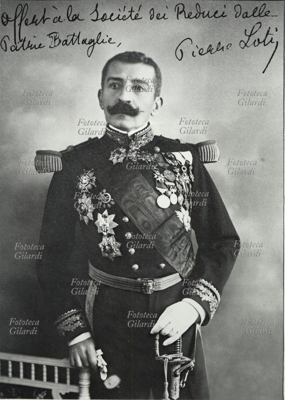 Pierre LOTI (Louis-Marie-Julien Viand, 1850-1923) scrittore francese. Loti era ufficiale di marina, ma riuscì nei suoi romanzi esotici a saldare efficacemente i motivi autobiografici al gusto dell\