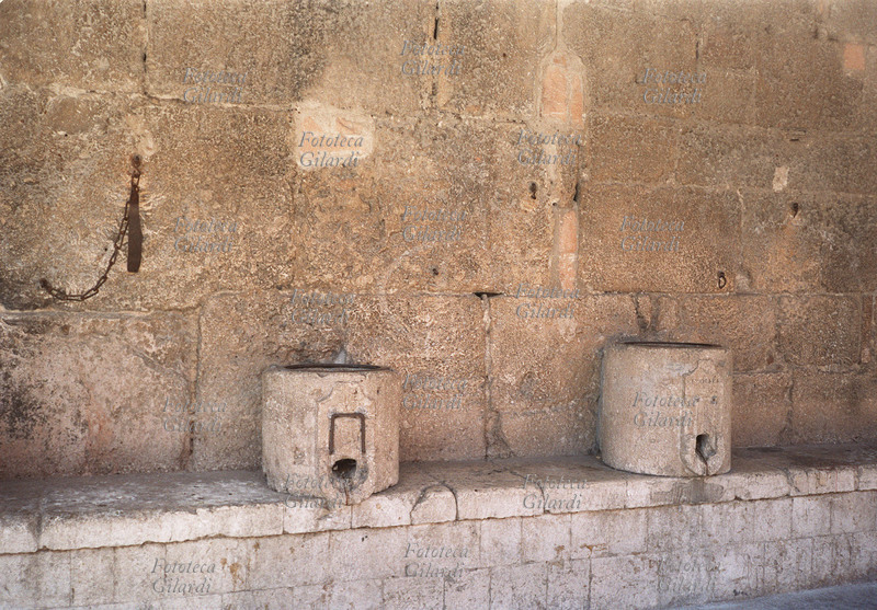 STRUMENTI DI MISURA contenitori in pietra in uso dal medioevo per quantificare la vendita di granaglie in occasione di mercati e fiere; si trovano a Norcia nel Portico delle Misure, luogo di contrattazioni per mercanti nel medioevo incluso nella basilica di San Benedetto, 1389